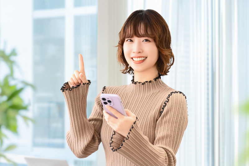 スマホを持つ女性