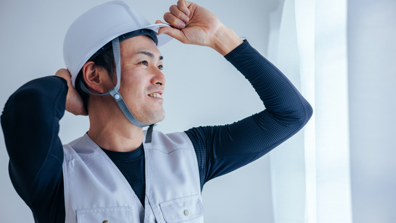 ヘルメットをかぶる男性の写真
